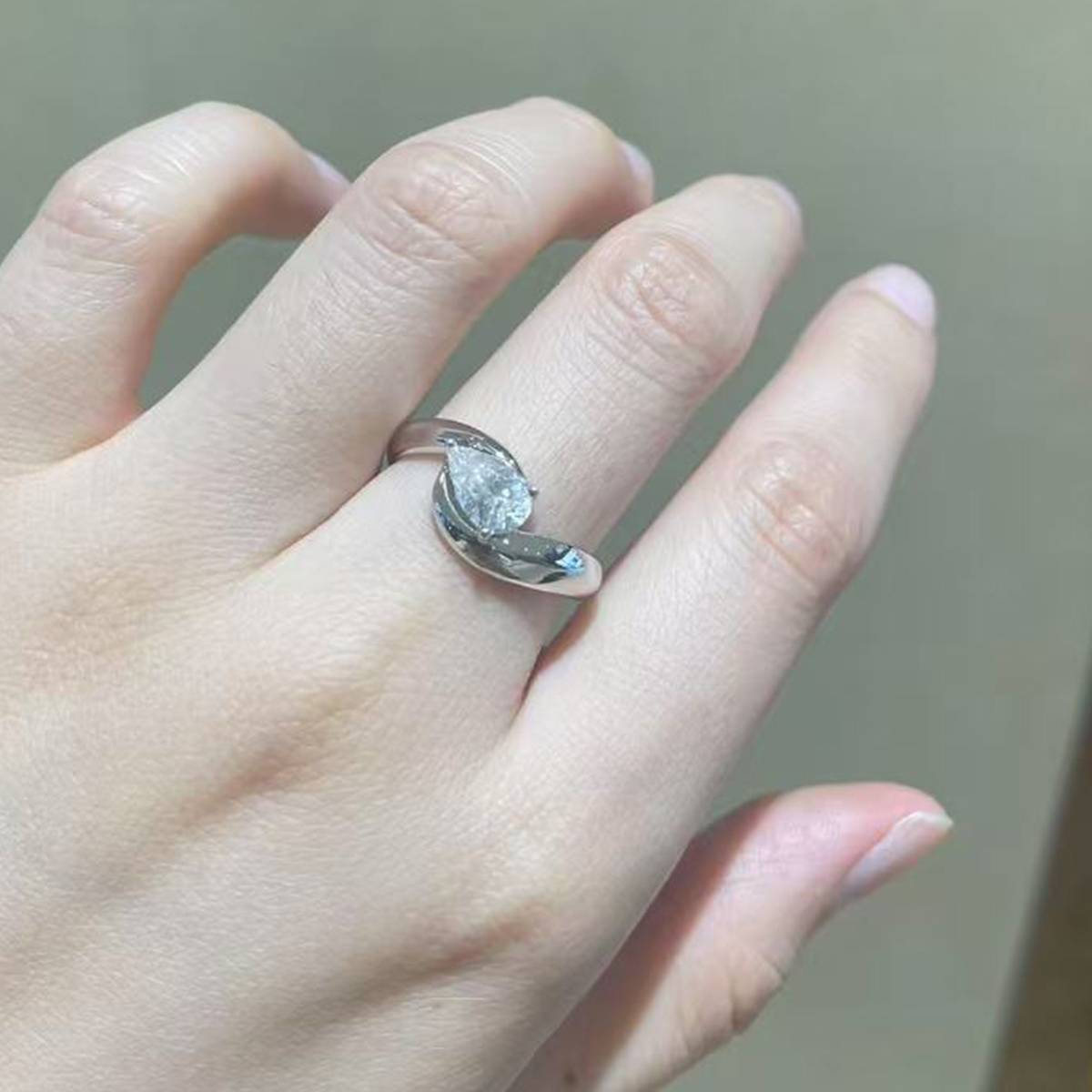 扭臂梨形女戒S925银镀白金定制选款主石莫桑钻1.0ct
